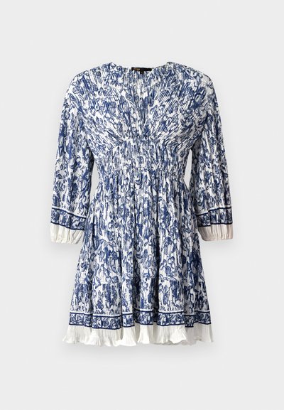 Robe imprimée bleu et blanc avec taille froncée, manches trois-quarts et ourlet à volants ; tissu léger.