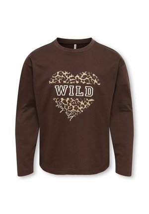 Chemise marron à manches longues avec un cœur imprimé léopard et les mots "WILD" et "stay wild" sur le devant.