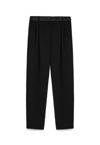 Zwarte broek met een satijnen tailleband, geplooide voorkant en een brede pijp voor een gestructureerde pasvorm. Glad materiaal met minimale details.