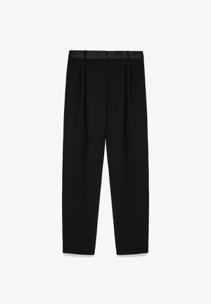 Pantalon noir avec une ceinture en satin, un devant plissé et une coupe évasée pour un ajustement structuré. Tissu lisse avec des détails minimalistes.