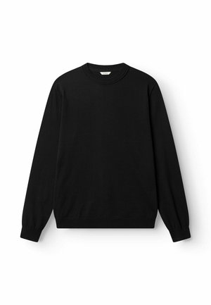 Czarny sweter z długimi rękawami, okrągłym dekoltem, prążkowanymi mankietami i dołem, wykonany z miękkiej tkaniny o gładkiej fakturze. Bez wzorów i ozdób.