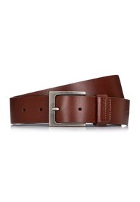 Bruine leren riem met een gladde textuur, rechthoekige zilveren metalen gesp en vijf verstelgaatjes. Merk gegraveerd op het leer.