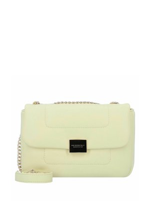 Bolso bandolera rectangular de cuero amarillo claro con cadena dorada y cierre negro con el logo que dice "Seidenfelt Manufaktur."