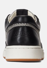 Svarta lädersneakers med en strukturerad grå sidopanel, vit sula och präglad "LAUREN RALPH LAUREN"-logotyp på hälen.