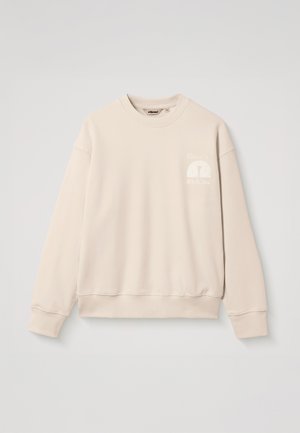 Sweat-shirt beige à manches longues avec col ras du cou, petit logo blanc et texte sur le côté gauche de la poitrine, poignets et ourlet côtelés.