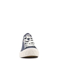 Baskets en toile marine avec lacets blancs et semelle en caoutchouc texturée off-white présentant un motif en losange et un logo sur la languette.