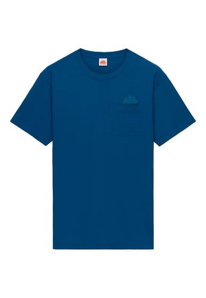T-shirt blu a maniche corte con scollo rotondo e piccola tasca sul petto sinistro con un logo discreto.