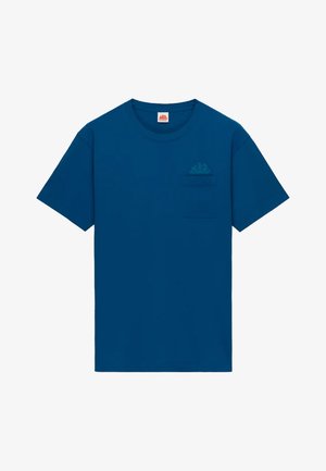 T-shirt bleu à manches courtes avec col rond et petite poche sur la poitrine gauche présentant un logo discret.