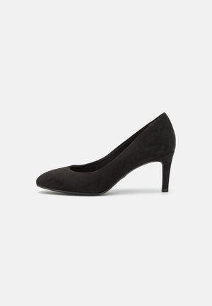 Escarpin femme en daim noir, talon moyen, bout pointu et talon aiguilles fin, montré de profil sur un fond clair uni.