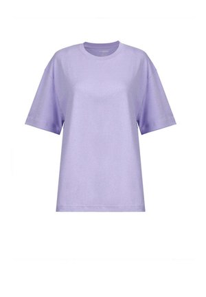 T-shirt in cotone lavanda con collo rotondo, maniche corte e vestibilità ampia. Tessuto liscio e design minimalista senza loghi o motivi visibili.