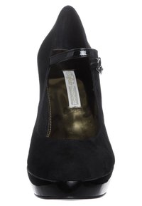 Piede con tacco in suede nero, con una fascia e una fibbia nera lucida. Punta affilata e suola a piattaforma, con una texture opaca e una fodera interna dorata.