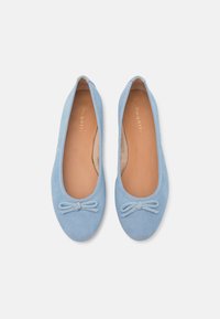 Ανοιχτό μπλε σουέτ μπαλαρίνες με στρογγυλή μύτη και διακοσμητική κορώνα μπροστά. Μαλακή δερμάτινη σόλα για άνεση.