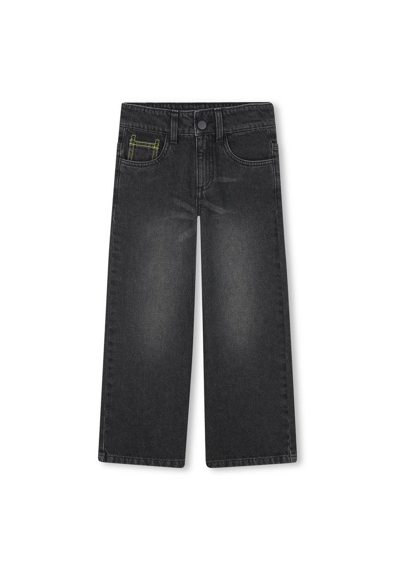 Jean en denim noir pour enfant avec des jambes larges, style classique à cinq poches, incluant une petite poche avec un détail de couture jaune.