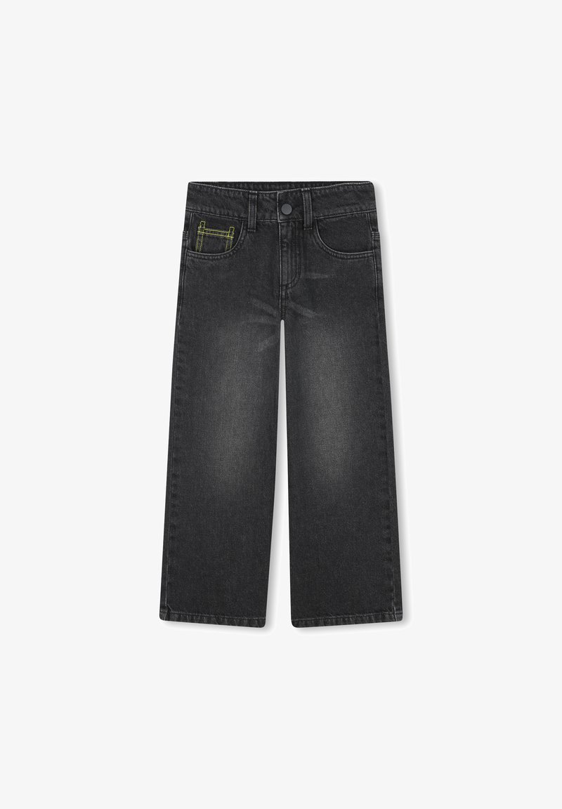 Jean en denim noir pour enfant avec des jambes larges, style classique à cinq poches, incluant une petite poche avec un détail de couture jaune.