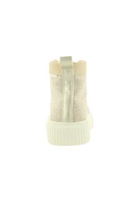 Beige Textil-Stiefeletten mit einem glatten metallischen Rückenteil, runder Zehenpartie und geriffelter weißer Gummisohle. Mit einem Zugband für ein einfaches Anziehen.