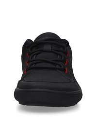 Schwarze Sneaker mit strukturiertem, synthetischem Obermaterial und roten Akzenten, Schnürverschluss und einer abgerundeten Gummisohle. Vorderansicht.