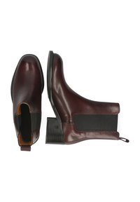 Botas de tobillo de cuero burdeos con paneles laterales elásticos, puntera redondeada y un tacón grueso negro. Textura suave y una tira en la parte posterior.