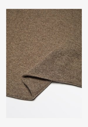 Hnědá pletenina s jemnou texturou a drobným žebrováním. Rukávy jsou mírně ohrnuté, což ukazuje na tloušťku a detail tkaní.