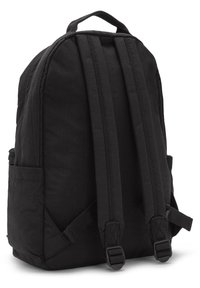 Zaino in tessuto nero con spallacci imbottiti, dettagli testurizzati e tasche laterali. Presenta una parte superiore arrotondata e un design minimalista.