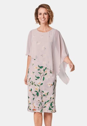 Leichtes Blumenkleid mit einem fließenden, transparenten Überzug und kurzen Ärmeln. Die Farben umfassen zartes Rosa, Grün und weiße Blumenmuster.