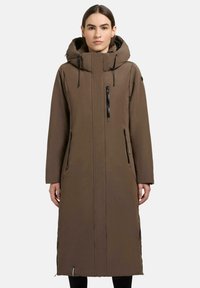 Cappotto lungo marrone con cappuccio, zip frontale, tasche laterali e coulisse. Texture liscia e design minimalista, adatto per il clima freddo.