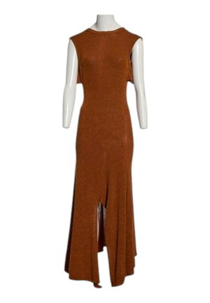 Mouwloze lange bruine gebreide jurk met een ronde halslijn en een voorste split, getoond op een witte mannequin zonder hoofd.