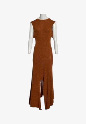 Ärmelloses braunes langes Strickkleid mit rundem Ausschnitt und Frontschlitz, präsentiert auf einer weißen Schaufensterpuppe ohne Kopf.