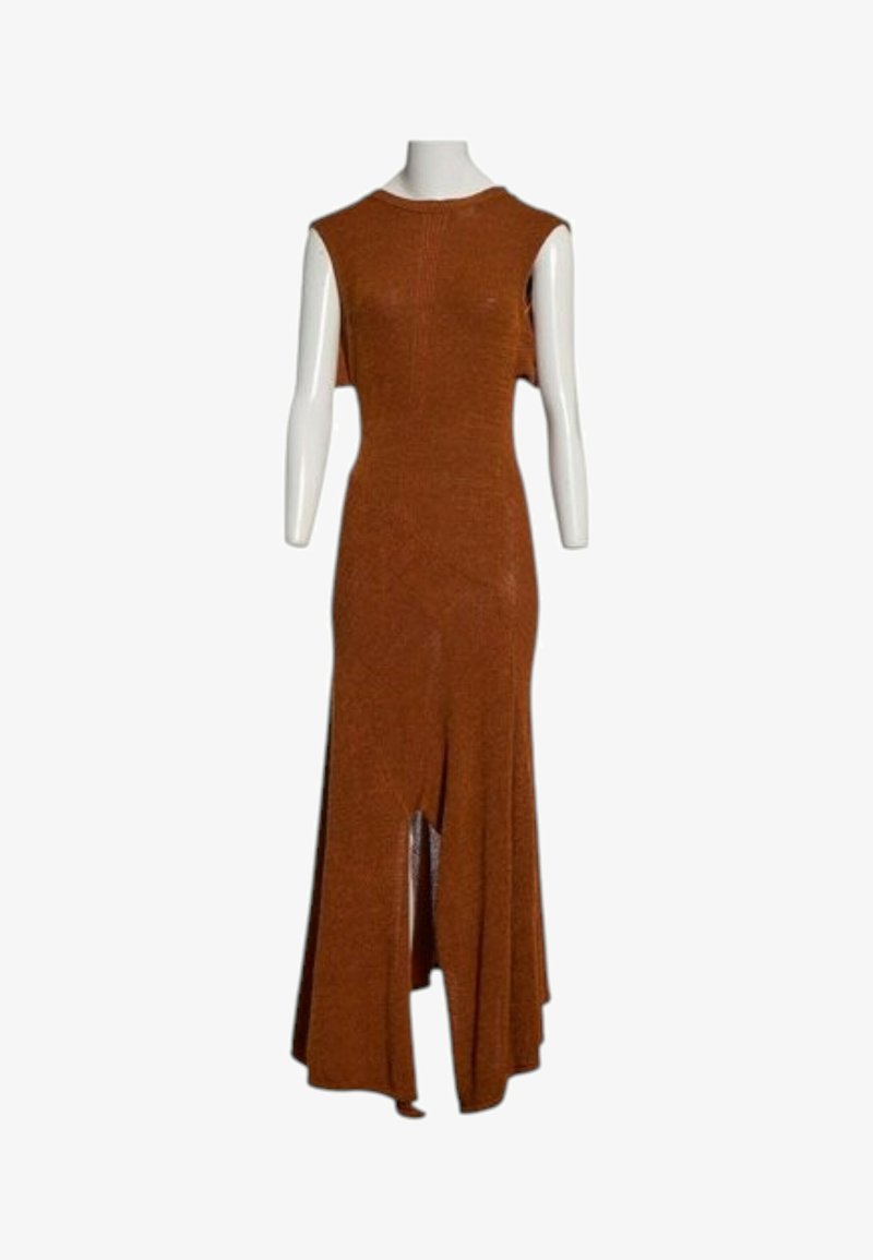 Robe longue en tricot marron sans manches avec encolure ronde et fente à l'avant, présentée sur un mannequin blanc sans tête.
