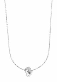 Silver kedja hängande halsband med ett tvinnat hjärtformigt hänge. Hänget har kristallaccenter, slät metallyta och en elegant design.