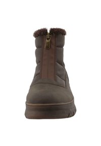 Stivale invernale marrone trapuntato con colletto in pelliccia sintetica, zip frontale e suola texturizzata. Presenta un materiale liscio con un design robusto.