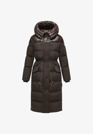 Cappotto puffo marrone con cappuccio, caratterizzato da accenti brillanti, vita con cordino e due tasche frontali. Il tessuto sembra morbido e trapuntato.