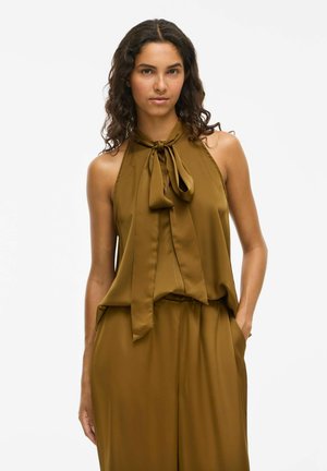 Blusa senza maniche in satin marrone con dettaglio al collo legato, caratterizzata da una vestibilità ampia e una leggera lucentezza, abbinata a pantaloni ampi coordinati.