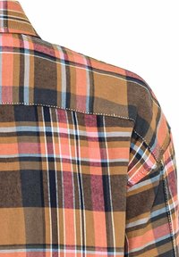 Camicia a quadri marrone con strisce arancioni, rosa e blu. Presenta un colletto e cuciture a contrasto sulla spalla.