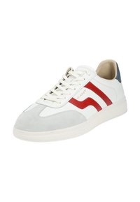 Zapatillas de cuero blanco con acentos en rojo y gris, punta de ante gris texturizado y suela de goma blanca. Presenta cordones y un detalle de logo.