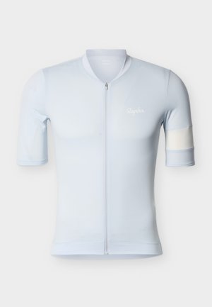 Tricou de ciclism bleu deschis cu mâneci scurte, fermoar în față, logo alb pe pieptul stâng și o pată albă pe mâneca dreaptă.