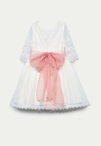 Abito bianco con bordi in pizzo, scollo a V e maniche corte in pizzo. Presenta un fiocco in chiffon rosa in vita e una gonna svasata.