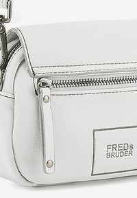 Bolso de cuero blanco tipo bandolera con herrajes plateados, cierre de cremallera y logotipo grabado. Presenta una textura suave y una forma compacta y redondeada.