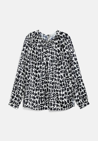 Blouse à manches longues à motif abstrait noir et blanc avec encolure froncée et fermeture par bouton dans le dos.
