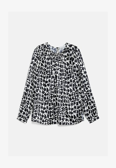 Blouse à manches longues à motif abstrait noir et blanc avec encolure froncée et fermeture par bouton dans le dos.