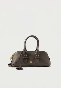 Grå läderhandväska med rundad form, dubbla handtag och guldfärgade metallaccenter. Har en logotyp på framsidan och en avtagbar rem.