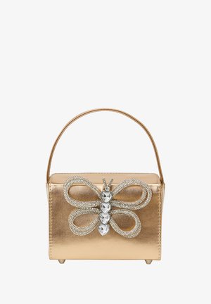 Goldfarbene Handtasche mit einem Schmetterlingsdesign, verziert mit klaren Edelsteinen. Sie hat einen kurzen Griff und eine strukturierte rechteckige Form.