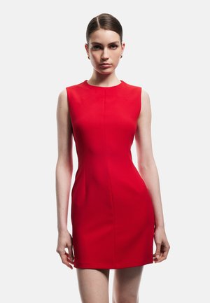 Rotes ärmelloses Kleid mit taillierter Silhouette, runder Ausschnitt und minimalen Nähten. Der Stoff wirkt glatt und leicht dehnbar.