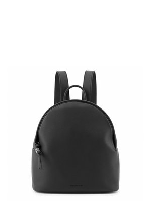 Schwarzer Rucksack aus Leder mit abgerundetem Oberteil, zwei Schulterriemen, vorderer Reißverschlusstasche und Tragegriff oben, dargestellt vor weißem Hintergrund.