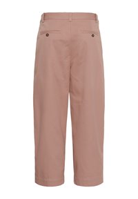 Pantaloni bej cu croială dreaptă, decupați, cu bucle pentru curea și două buzunare la spate cu nasturi, expuși pe un fundal alb.