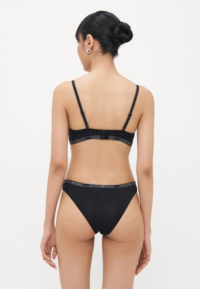 Zwart lingeriesetje met een zachte, rekbare stof, dunne verstelbare bandjes en een band met logo-accent rond de bh en het slipje.