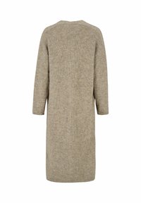 Pitkä beige neulemekko, jossa on kolme neljänneshihaa ja pyöreä kaula-aukko, joka sisältää tekstuuripinnan ja löysän istuvuuden.