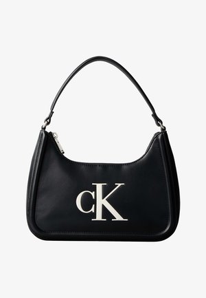 Mustast nahast õlakott hõbedase tõmblukuga ja valge "cK" logoga, mis on esiküljel keskel.