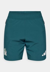 Τιρκουάζ αθλητικό σορτς με ελαστική μέση, με έμβλημα ποδοσφαίρου του Μεξικού και λευκές ρίγες Adidas στο κάτω δεξιό μέρος.