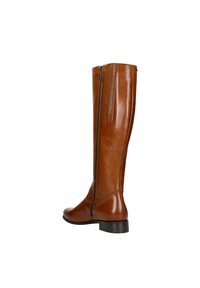 Botte en cuir marron hauteur genou avec un bout rond, une fermeture éclair sur le côté et une finition lisse. Caractéristiques d'un talon bas empilé et d'accents de couture verticale.