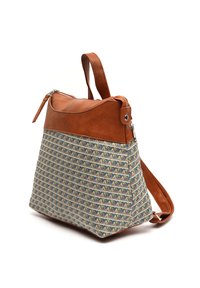 Brauner Leder-Rucksack mit gemustertem Textil an der Seite. Verfügt über einen oberen Reißverschluss und einen verstellbaren Tragegurt. Strukturierte Oberfläche mit geometrischem Design.